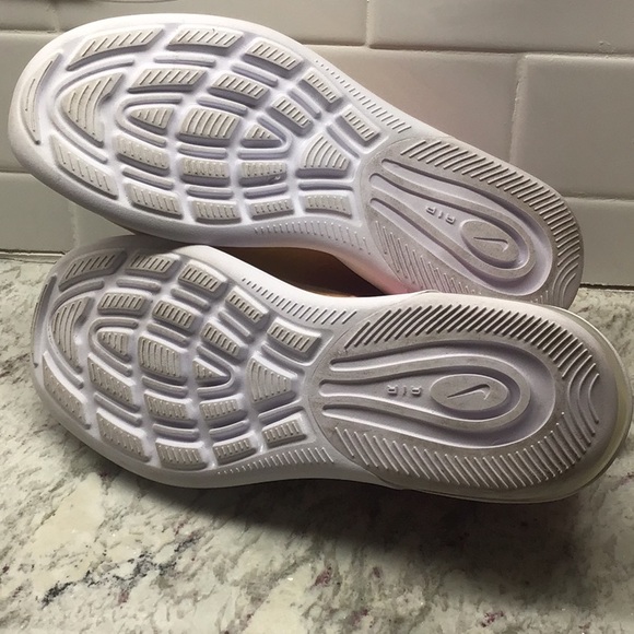 SOLD!! Nike Air Maxis 💛 size 7 💛 —NWT! - Picture 5 of 15